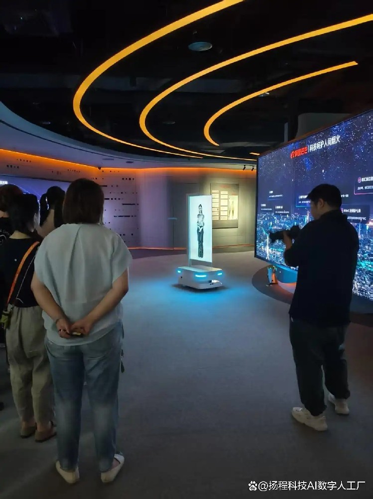 光影魔术师登场：触摸 OLED 透明移动机器人，展厅 C 位讲解员的硬核实力
